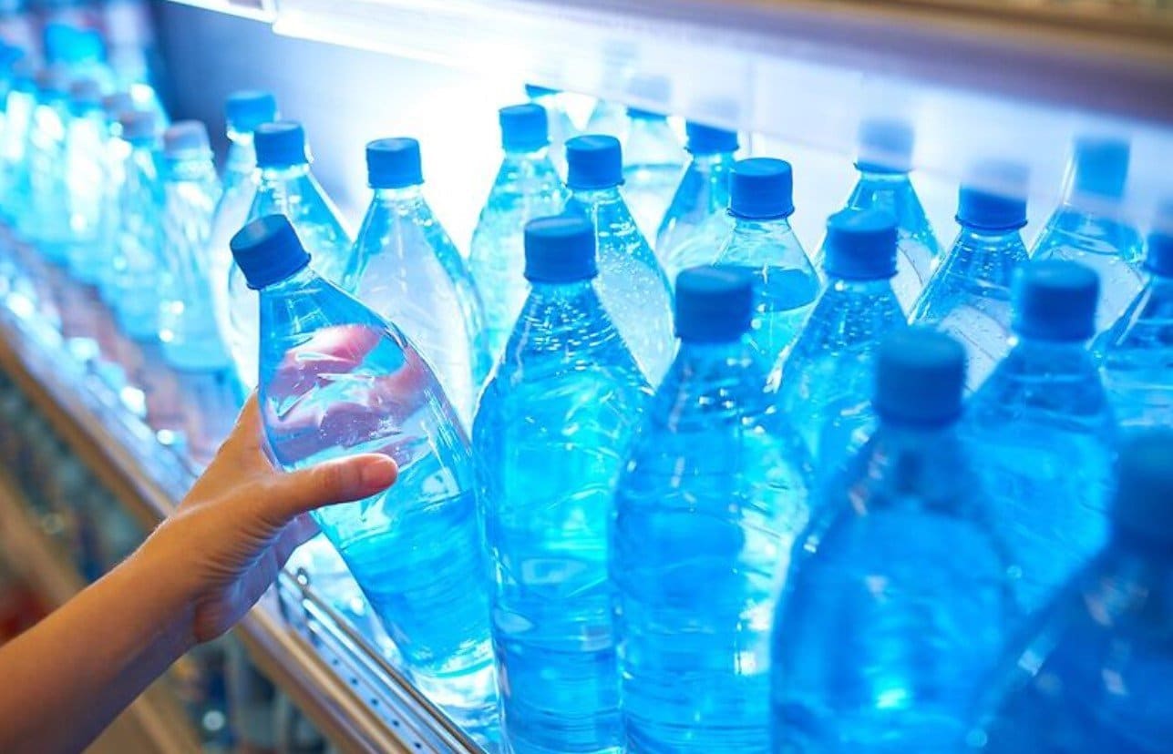 De ce nu ar trebui să beți apă îmbuteliată expirată: țineți minte aceste 3 pericole